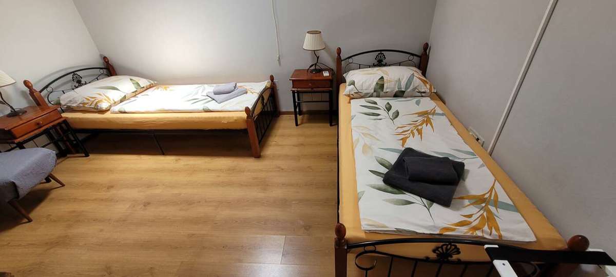 Posest z dvema kamnitima hišama in bazenom